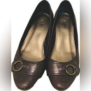 Easy Spirit low heel brown dress shoe. Perfect for dresses or slacks.